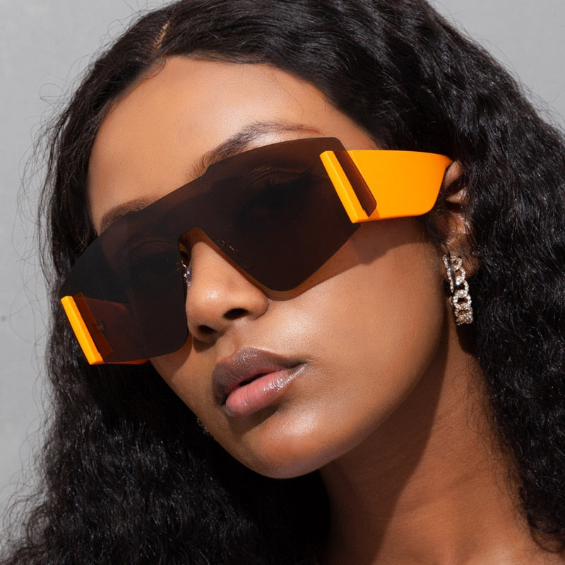 "Lunettes de soleil oversize en une pièce, style catwalk féminin pour un look audacieux et élégant. Protection UV et confort pour les journées ensoleillées."