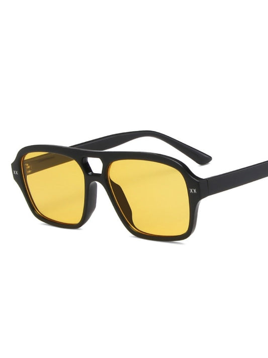 "Lunettes de soleil vintage avec décoration jaune, un accessoire unique et tendance pour un look rétro et stylé. Protection UV et confort pour un style audacieux."