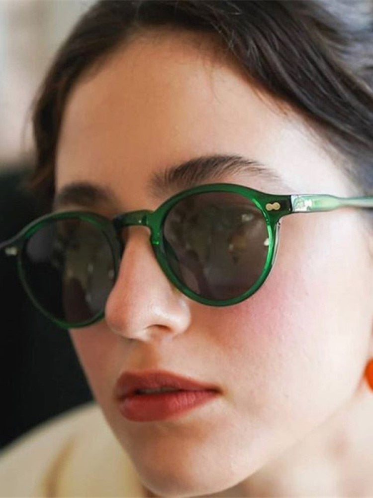 "Lunettes de soleil rondes vintage avec monture fine et verres jaunes, offrant un style rétro unique et une protection contre la lumière, parfaites pour un look tendance."