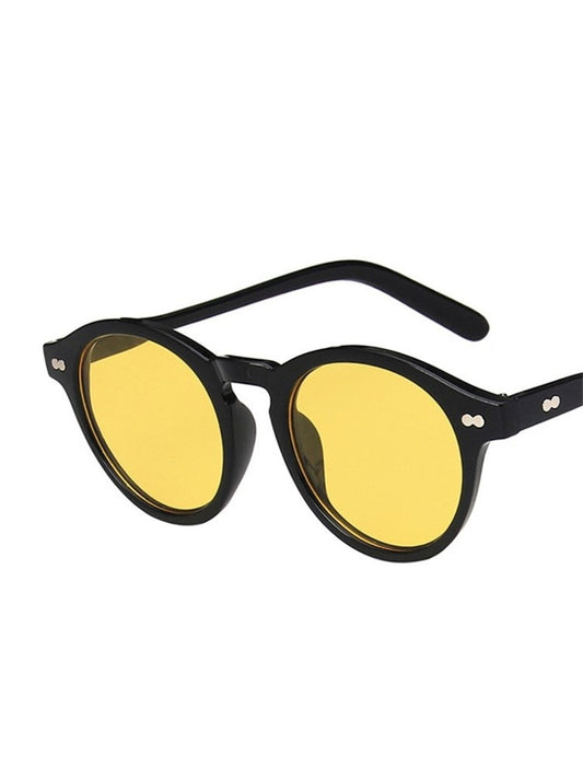 "Lunettes de soleil rondes vintage avec monture fine et verres jaunes, offrant un style rétro unique et une protection contre la lumière, parfaites pour un look tendance."