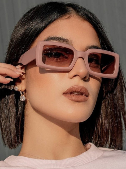 "Lunettes de soleil carrées rétro roses, petites et élégantes, parfaites pour les femmes à la mode. Un style tendance pour l'année 2022 avec une protection UV fiable."